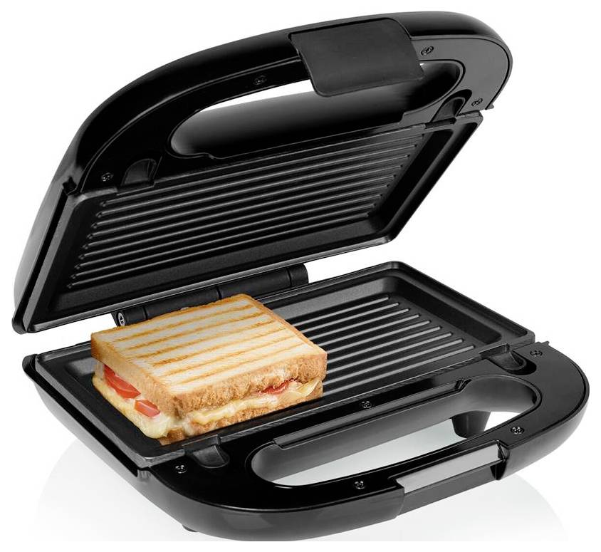 Offene schwarze Sandwichpresse mit einem gegrillten Toast-Sandwich auf der unteren Platte.
