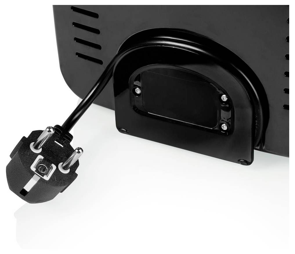 Nahaufnahme der Rückseite eines schwarzen elektronischen Geräts mit einem Stromkabel und Stecker, der an einer vertieften Anschlussbuchse angebracht ist.