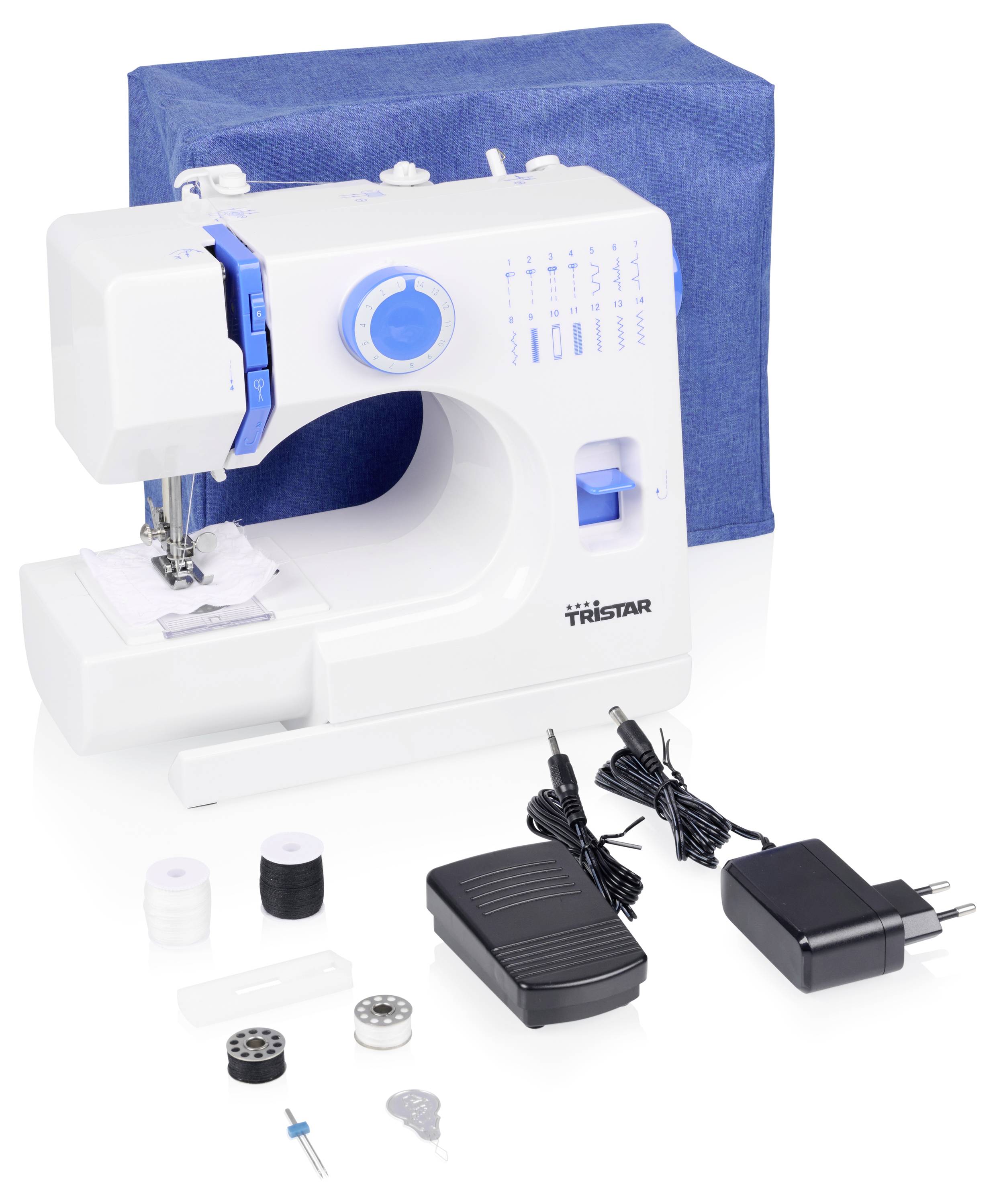 Weiße TRISTAR-Nähmaschine mit blauem Bezug, Fußpedal, Netzteil, Kabel und Spulen/Zubehör auf weißem Hintergrund angeordnet.