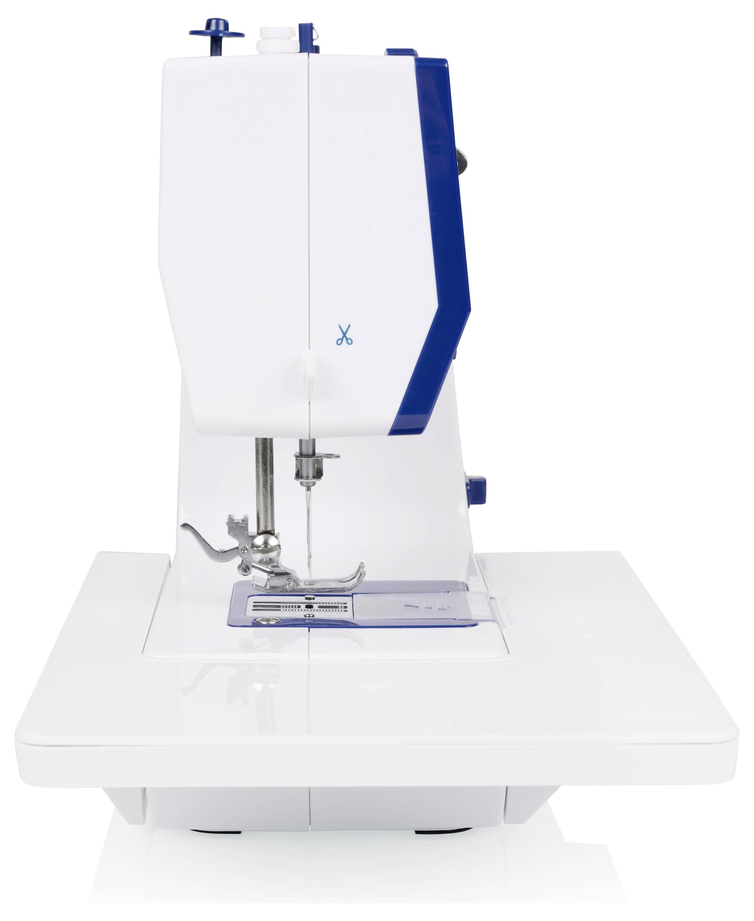Weiße Nähmaschine mit blauen Akzenten auf einem weißen Tisch, Vorderansicht vor neutralem Hintergrund.