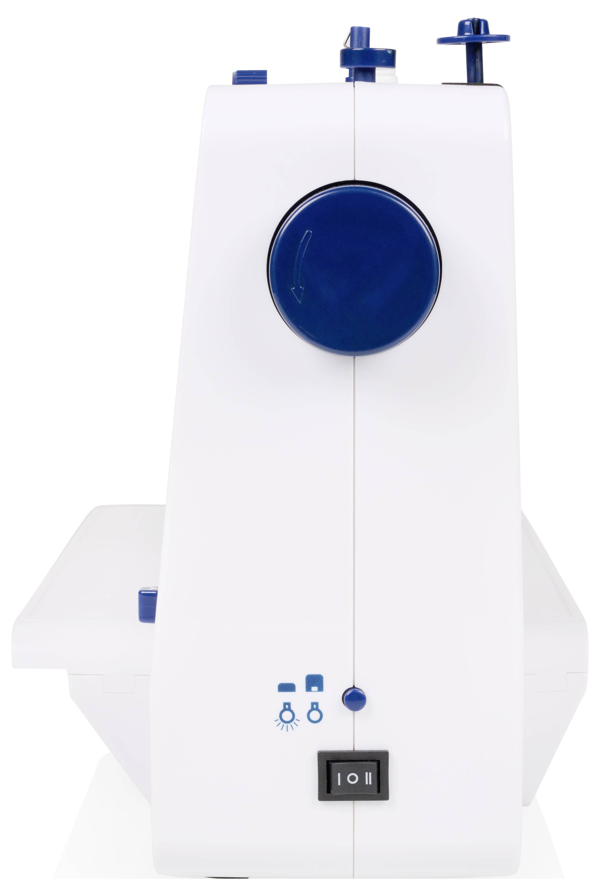 Weiße Nähmaschine mit blauen Bedienungselementen und einem großen blauen Handrad an der Vorderseite, abgebildet vor einem einfachen weißen Hintergrund.