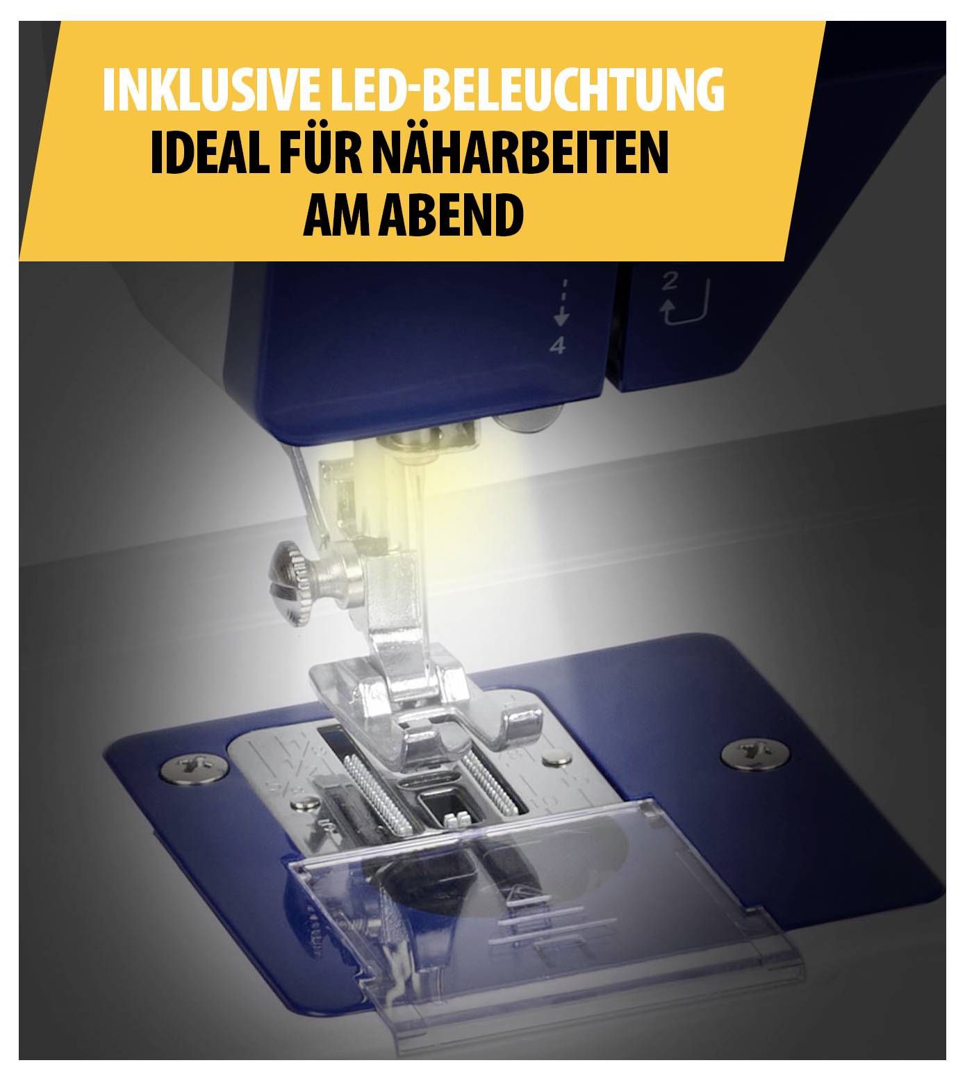 Nahaufnahme einer Nähmaschine mit eingeschalteter LED-Beleuchtung; Text: 'INKLUSIVE LED-BELEUCHTUNG IDEAL FÜR NÄHARBEITEN AM ABEND'.