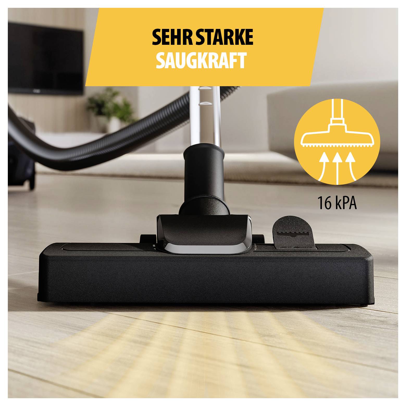 Bodendüse eines Staubsaugers auf Holzboden mit Hinweis 'SEHR STARKE SAUGKRAFT' und Angabe '16 kPA'.