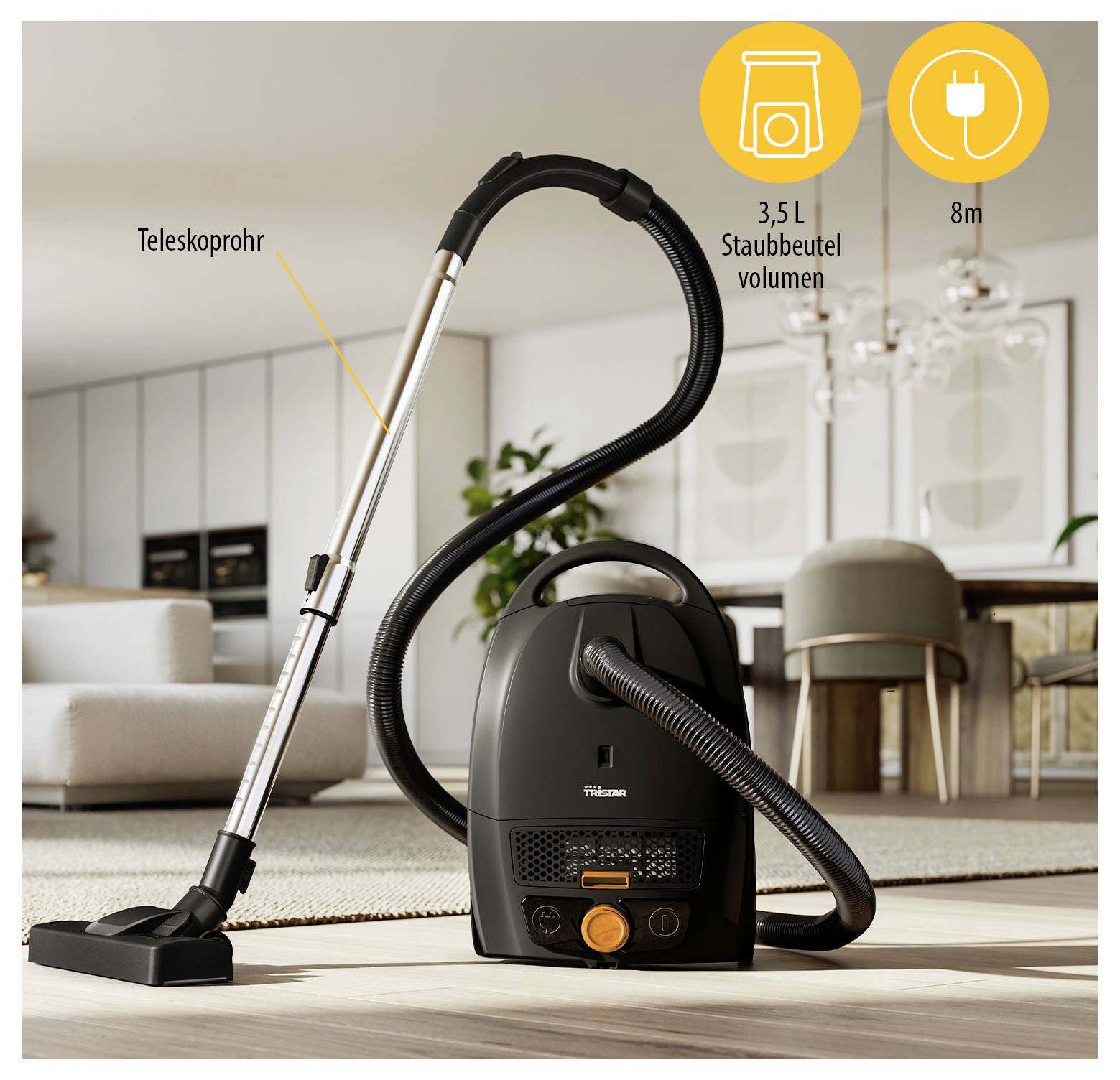 Staubsauger mit Teleskoprohr im Wohnzimmer; Hinweise: 3,5 l Staubbeutelvolumen und 8 m Kabellänge.