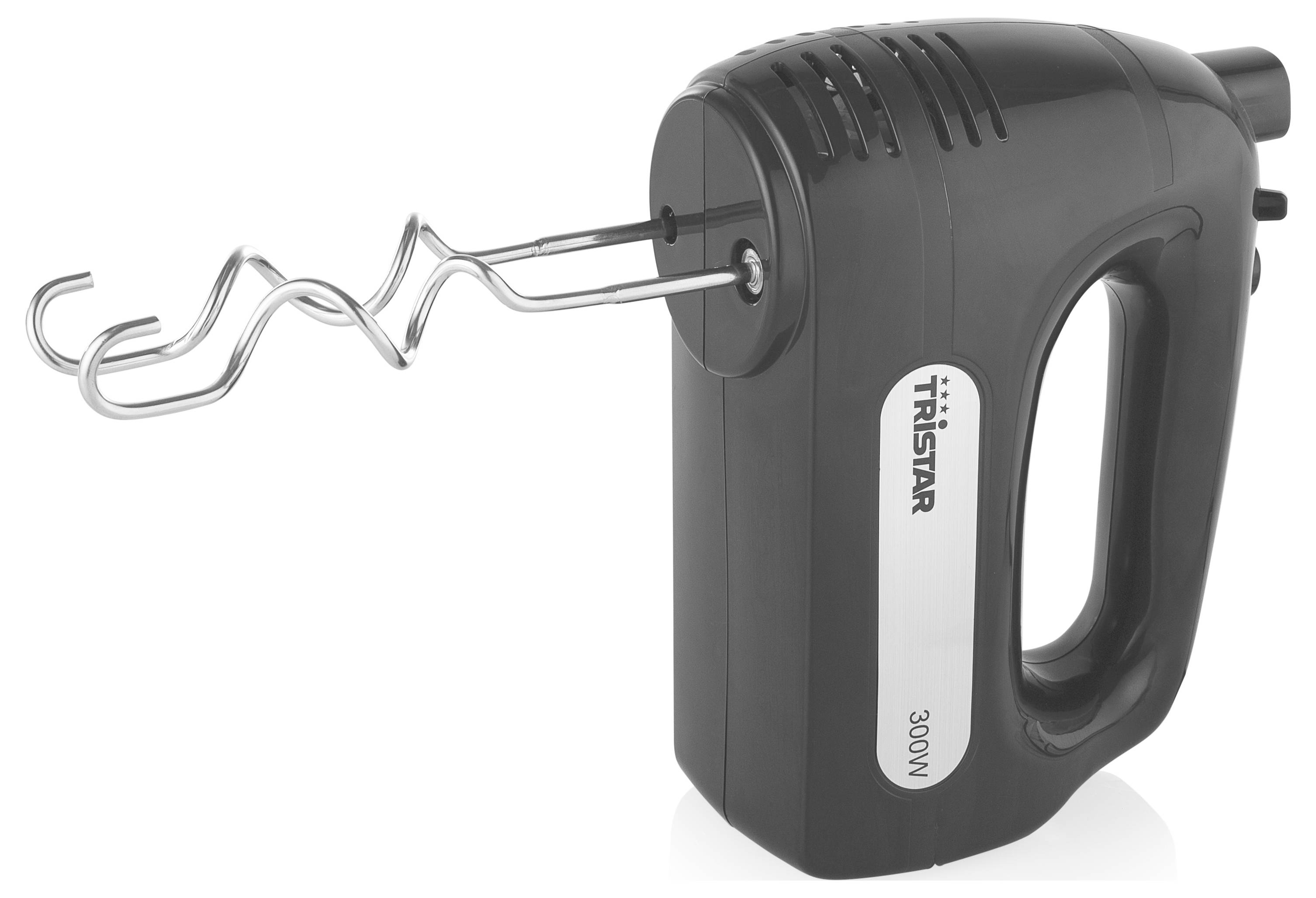 Schwarzer Tristar-Elektrohandmixer mit zwei angebrachten Metallschlagbeaten, gekennzeichnet mit 300W, vor weißem Hintergrund dargestellt.
