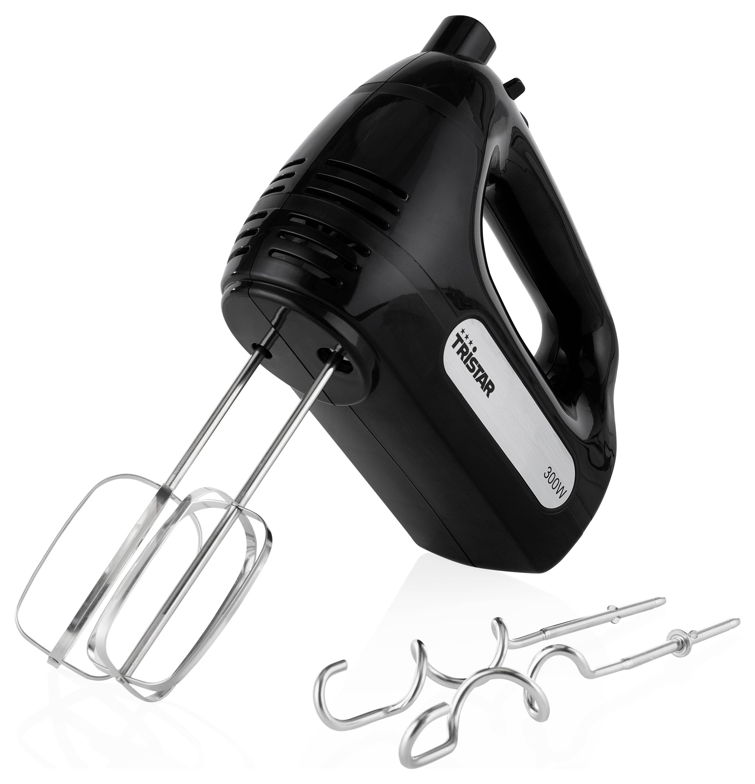 Schwarzer Tristar Handmixer mit zwei angebrachten Rührbesenund drei zusätzlichen Metallmisch-Aufsätzen auf weißem Hintergrund.