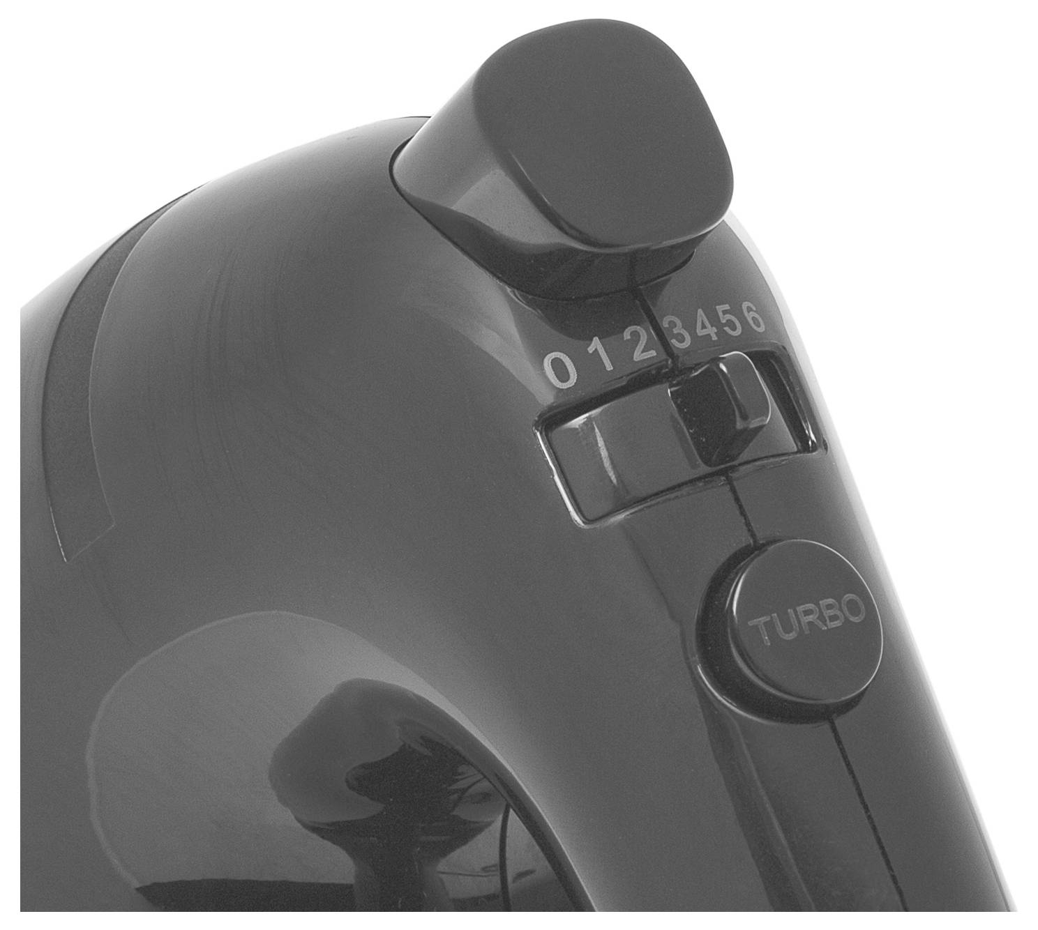 Nahaufnahme eines schwarzen Handmixers mit einem Geschwindigkeitsregler, der von 0 bis 6 beschriftet ist, und einer „TURBO
