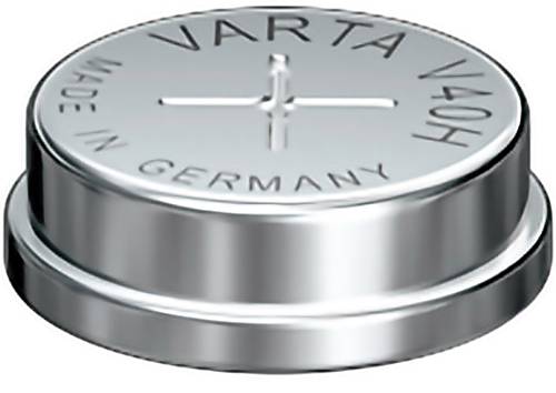 Nahaufnahme einer silbernen Knopfzellenbatterie mit der Aufschrift „VARTA