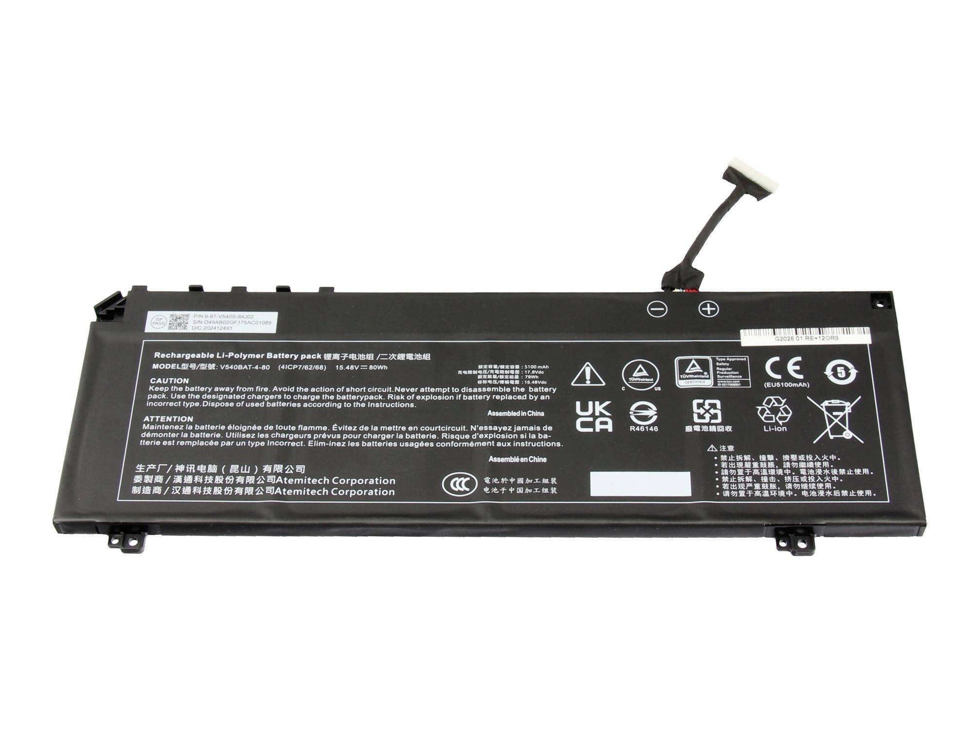 Schwarze rechteckige wiederaufladbare Laptop-Batterie mit gedruckten Etiketten und angeschlossenem Stromverbindungskabel auf weißem Hintergrund.