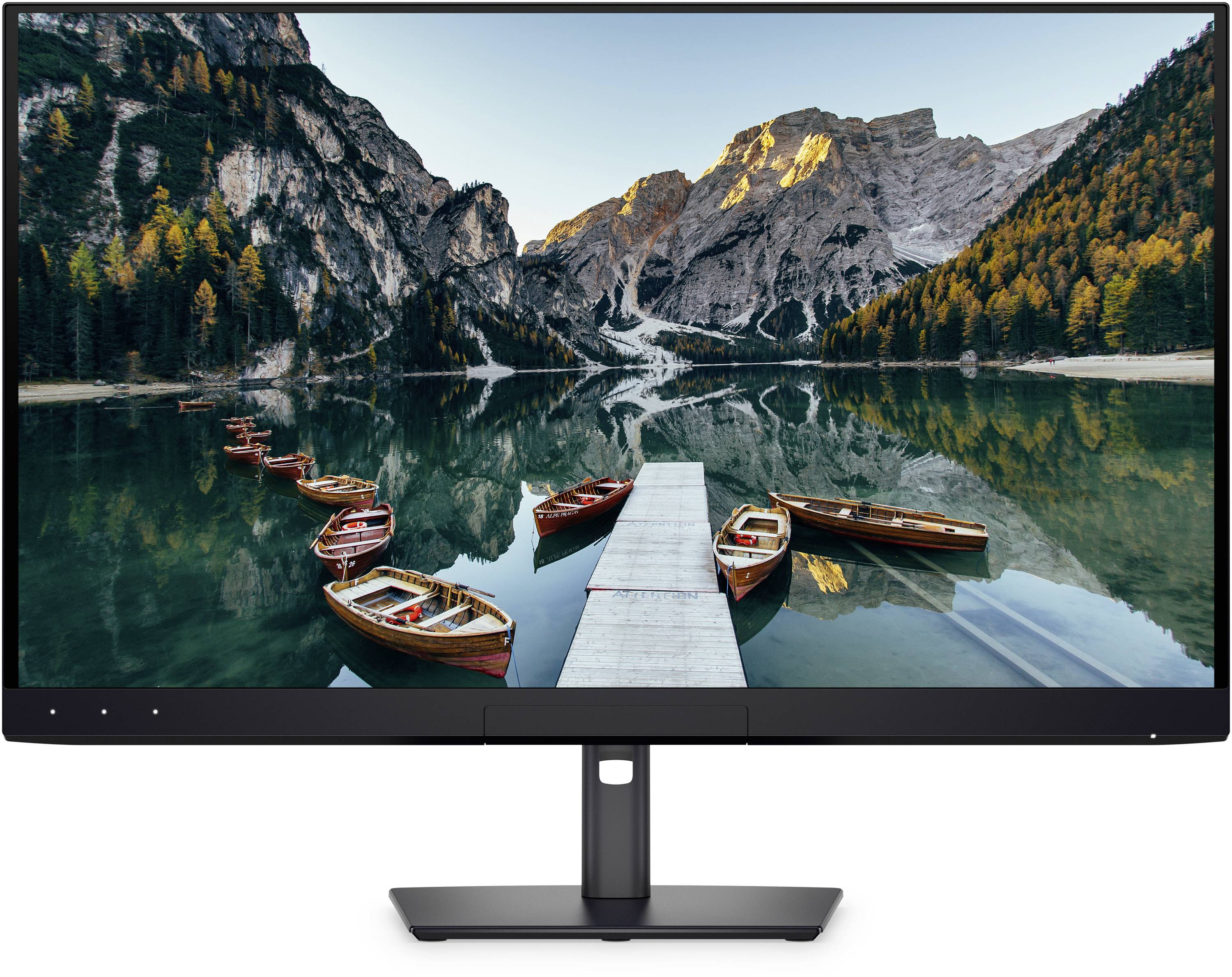Flachbildschirm-Monitor, der eine Bergseenlandschaft mit an einem Holzsteg angedockten Booten zeigt, auf einem Ständer vor weißem Hintergrund angezeigt.
