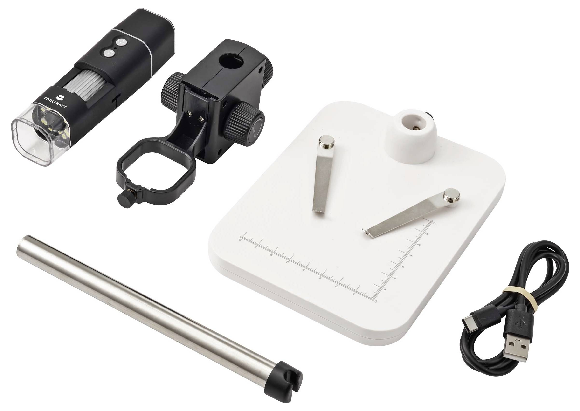 Ein digitales Mikroskop-Set mit zwei Mikroskop-Aufsätzen, einem weißen Basisständer mit Messleitfaden, einer Metallstange und einem USB-Kabel auf weißem Hintergrund.