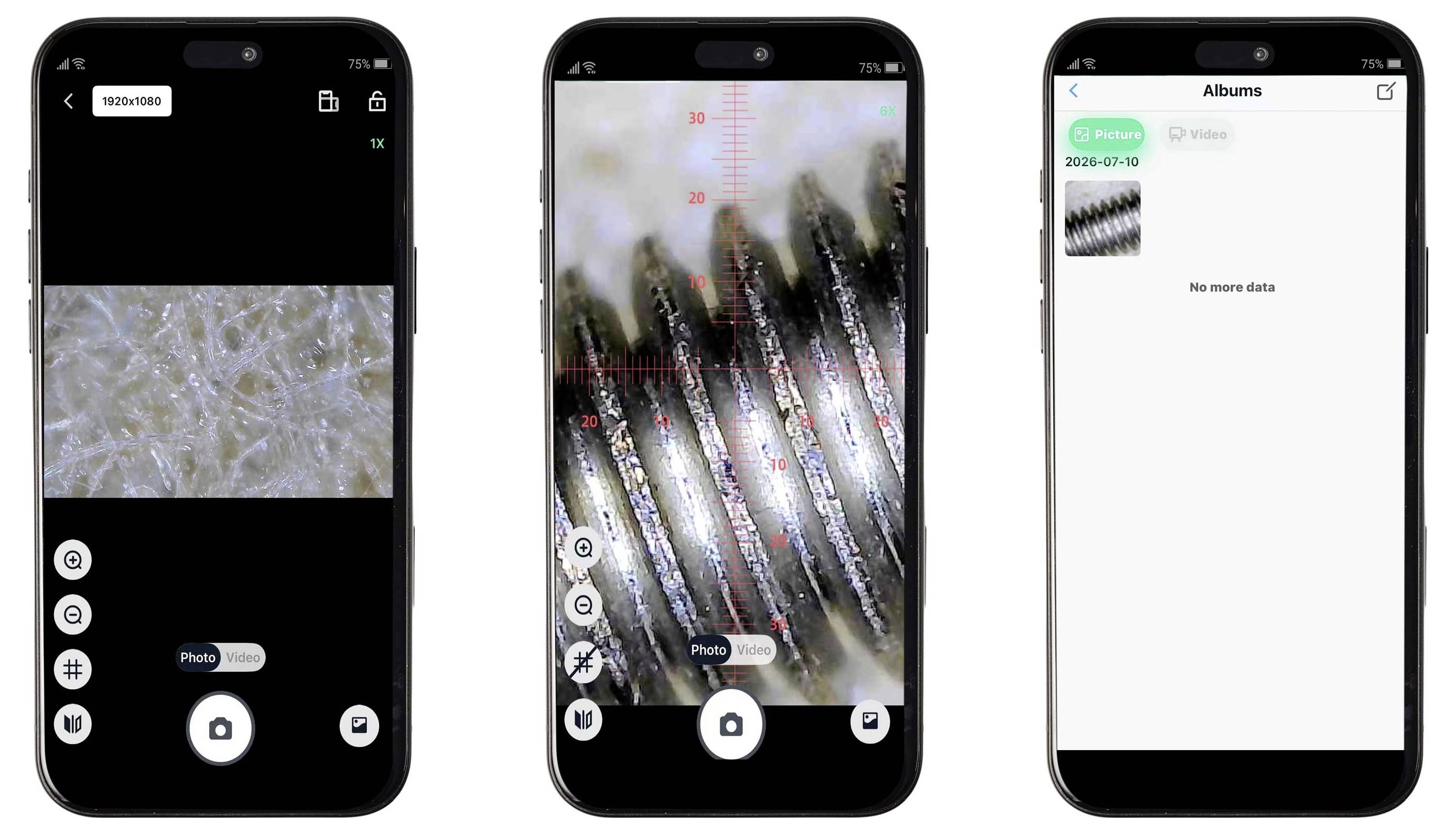 Drei Smartphone-Bildschirme aus einer Lupe-App zeigen eine Live-Nahaufnahme, eine vergrößerte Detailansicht und die Albumseite mit einer gespeicherten Bild-Miniaturansicht.