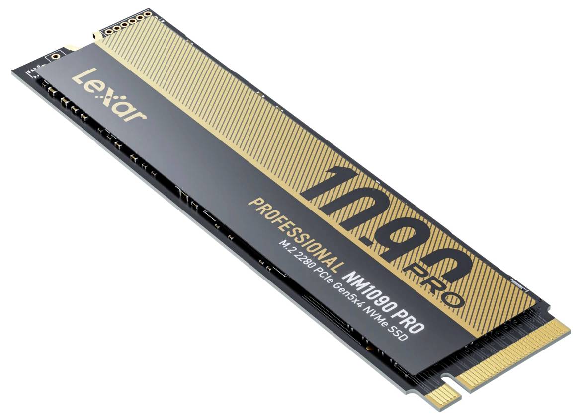 Lexar NM1090 PRO M.2 NVMe SSD in schrägem Produktüberblick gezeigt, mit goldenem und schwarzem Etikett und sichtbarem Kantenverbinder.