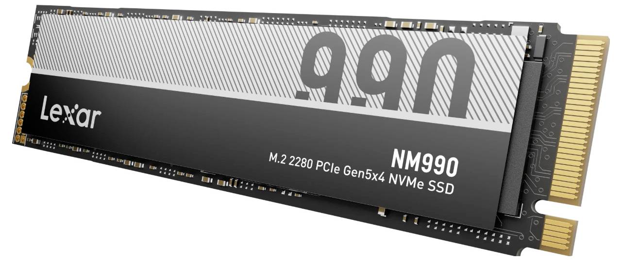 Lexar NM990 M.2 2280 PCIe Gen5x4 NVMe SSD in schrägem Produktblick mit vergoldetem Steckerrand dargestellt.