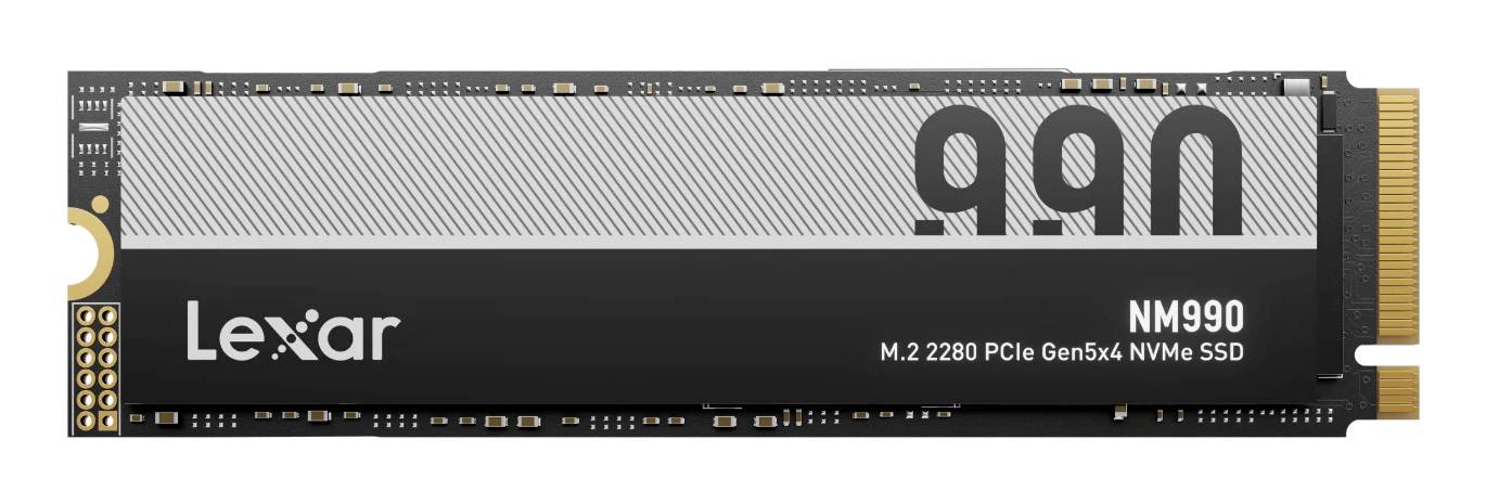 Lexar NM990 M.2 2280 PCIe Gen5x4 NVMe SSD dargestellt auf einem Laufwerk mit schwarzem und silbernem Etikett.