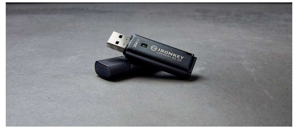 Ein schwarzes IronKey USB-Flash-Laufwerk mit Schutzkappe, dargestellt auf einer grauen Oberfläche.