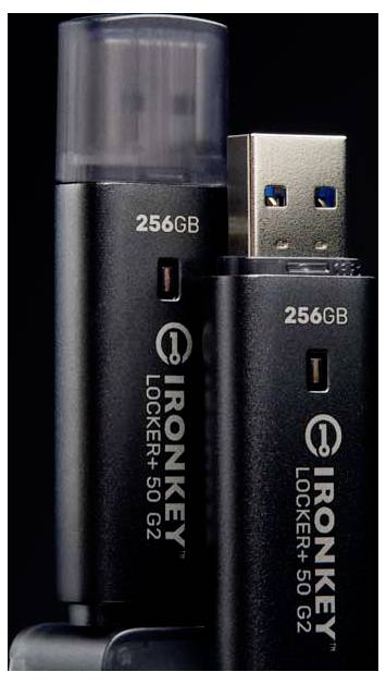 Zwei schwarze IronKey-USB-Speichersticks mit den Beschriftungen „256GB