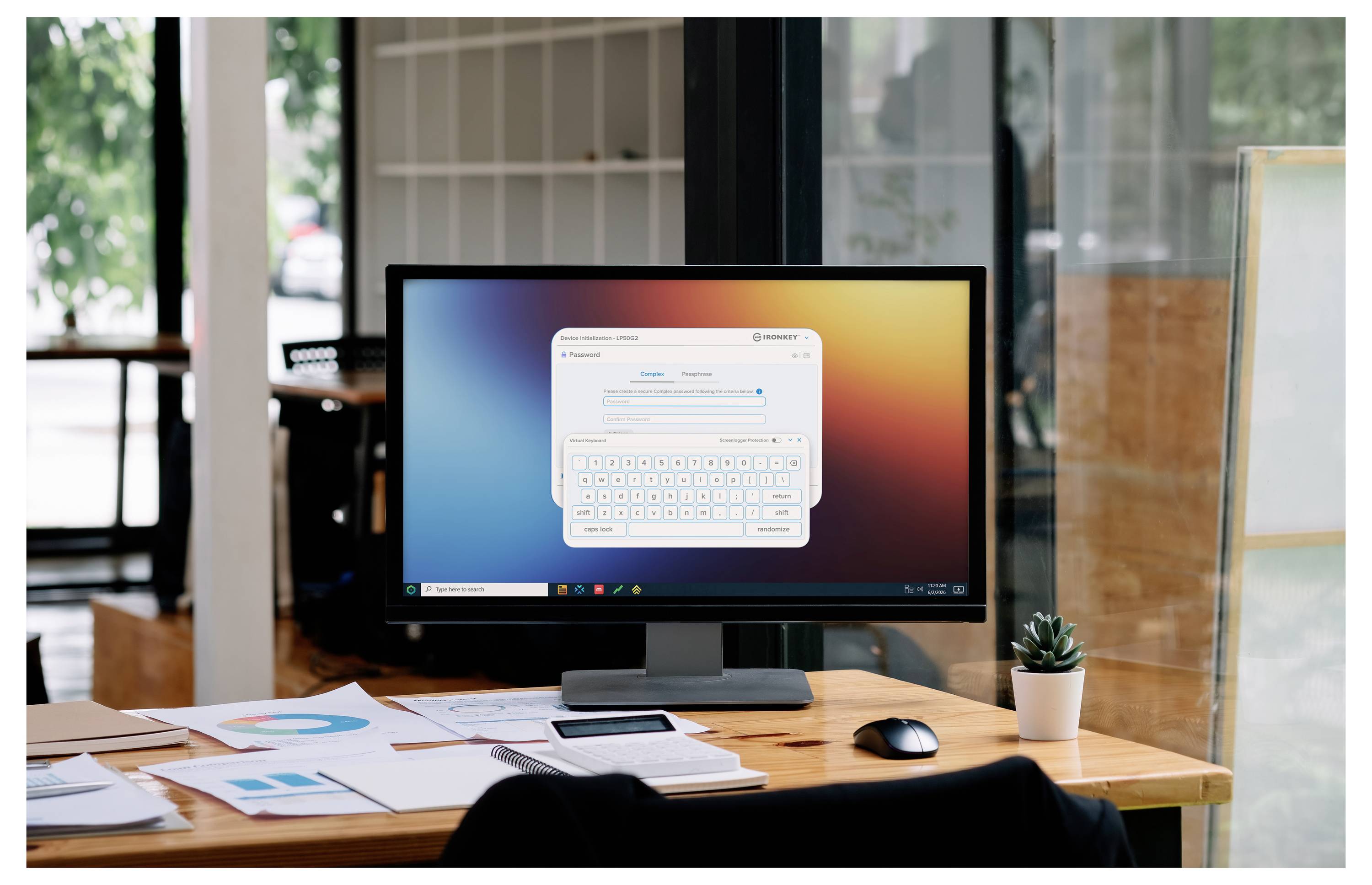 Desktop-Monitor mit einem Anmeldefenster oder Kennworteingabefenster mit Bildschirmtastatur auf einem unordentlichen Schreibtisch neben einem Fenster.