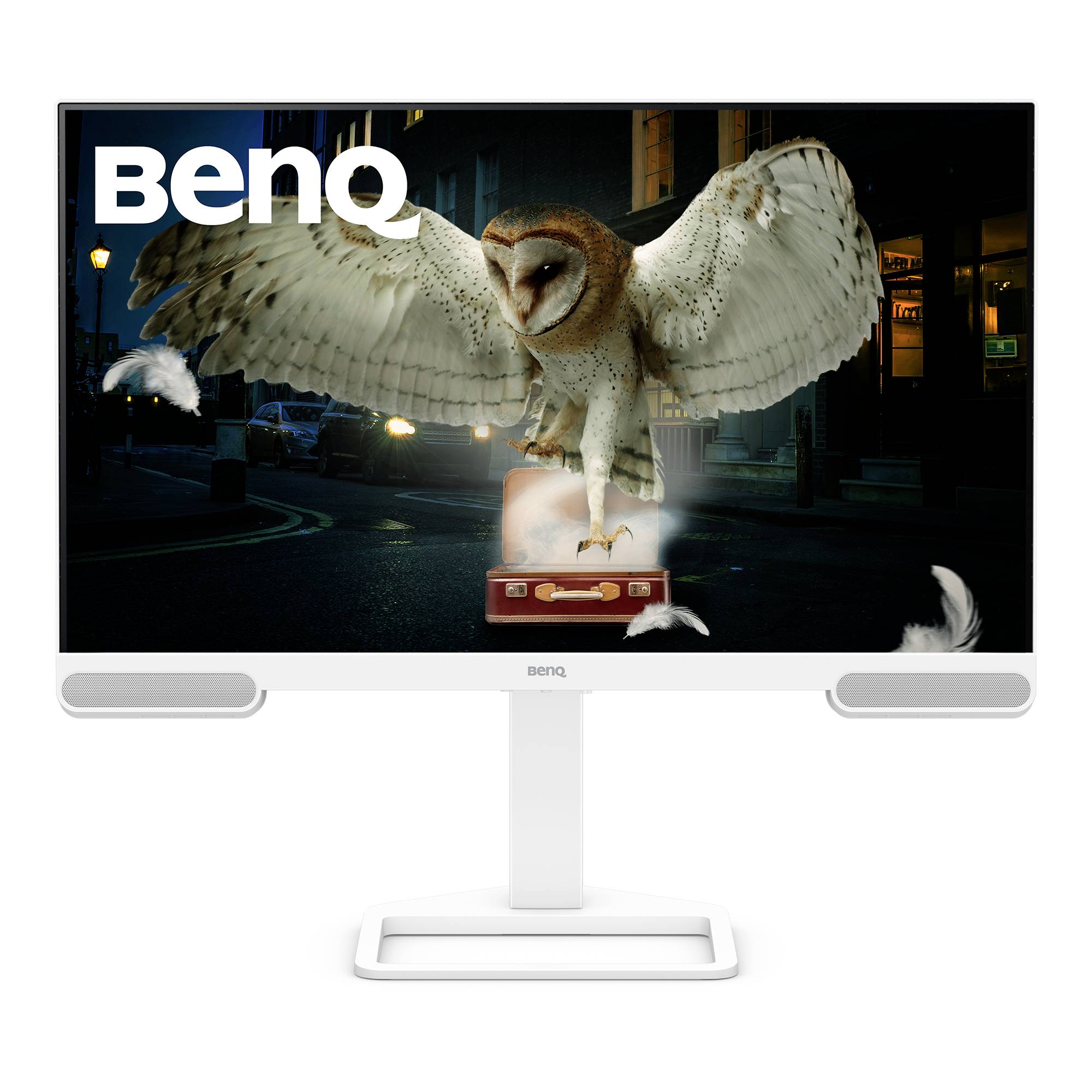 BenQ-Monitor zeigt eine dramatische Eule mit ausgebreiteten Flügeln über einem Koffer auf einer dunklen Straße nachts.