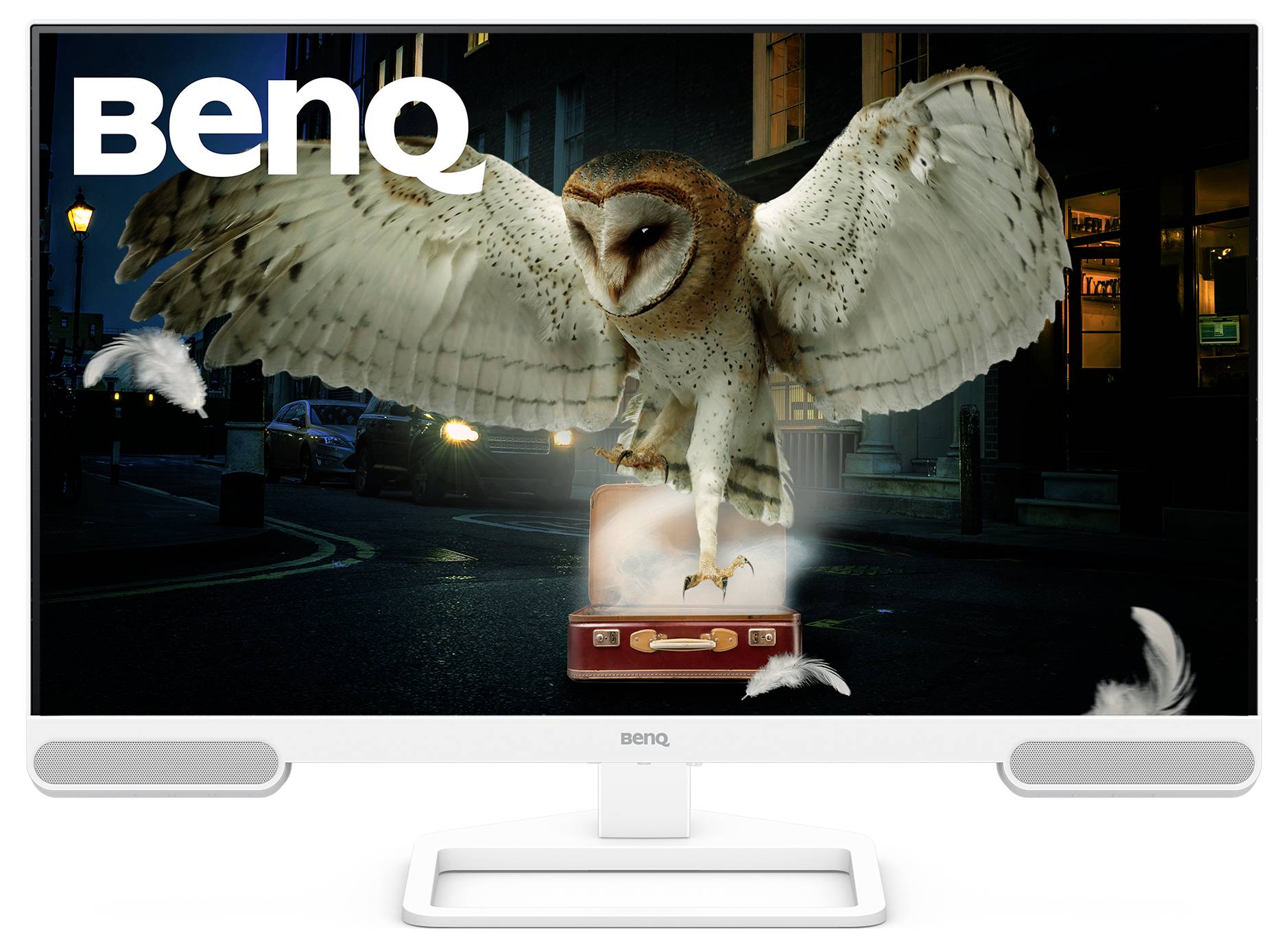 BenQ-Monitor zeigt eine Scheune Eule, die aus einem Koffer auf einer dunklen Straßenszene fliegt, mit 