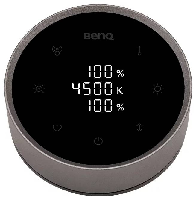 BenQ-Monitorpuck mit kreisförmiger Anzeige, die 100% Helligkeit, 4500K Farbtemperatur und 100% Kontrast anzeigt, mit Touch-Symbolen um den Bildschirm herum.