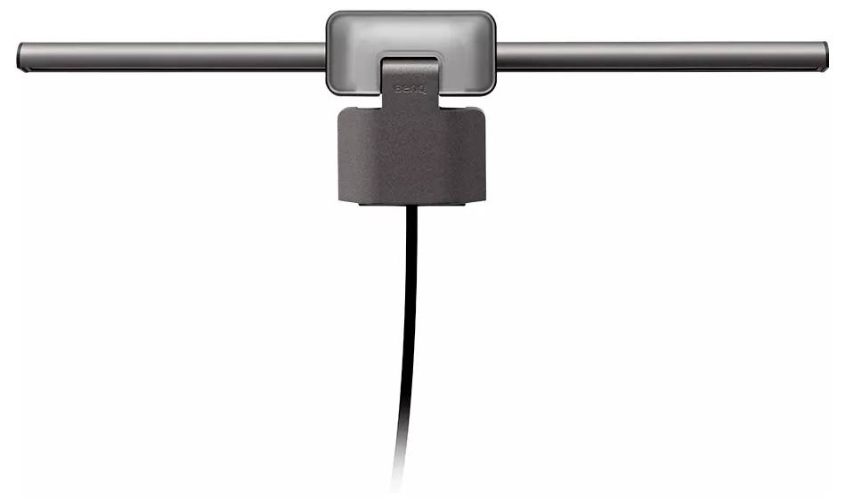 Nahaufnahme einer TV-Antennenbefestigungsklammer, die an einem horizontalen Metallstab befestigt ist, mit einem schwarzen Kabel, das nach unten hängt.