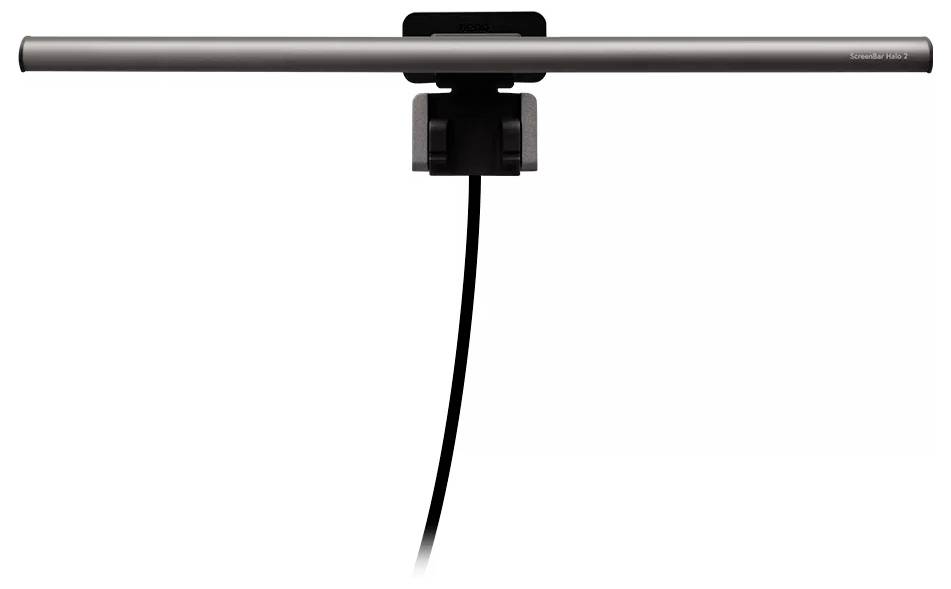 Eine schwarze Bildschirmleuchte mit einem Kabel, das nach unten hängt, horizontal auf einem kleinen zentralen Clip vor weißem Hintergrund montiert.