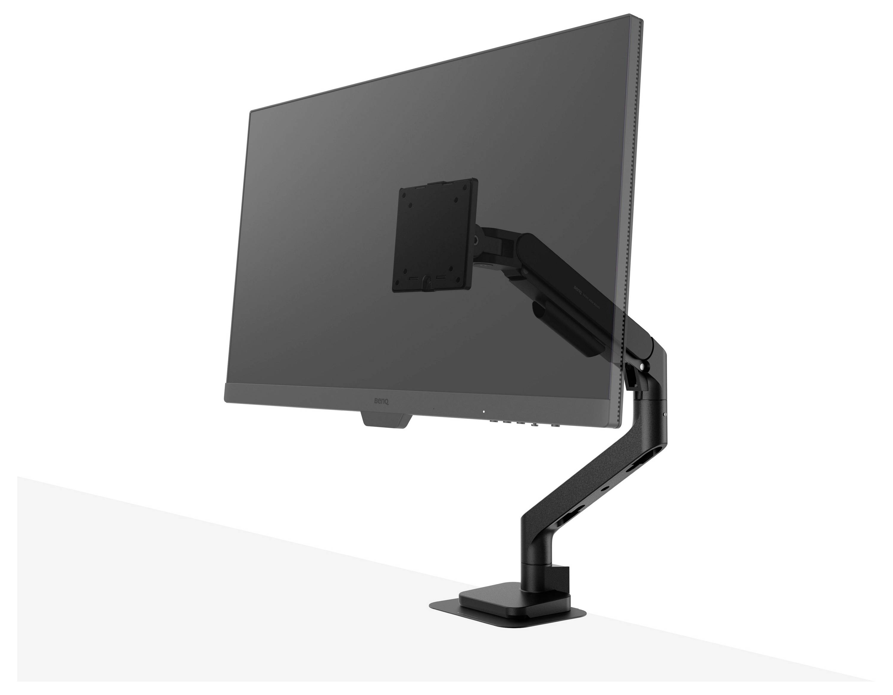 Schwarzer verstellbarer Monitorarm auf einem Schreibtisch montiert, der ein großes Flachbildschirm-Display in einer Seitenansicht trägt.