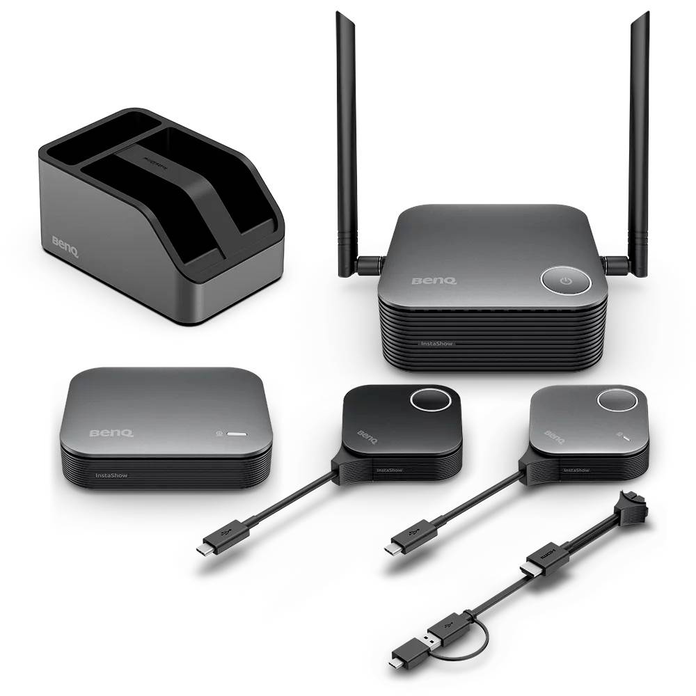 BenQ Wireless-Präsentationssystem Komponenten: Basiseinheit mit zwei Antennen, Dockingstation und zwei kleine Adapter-Module mit USB-Kabeln und Steckern.
