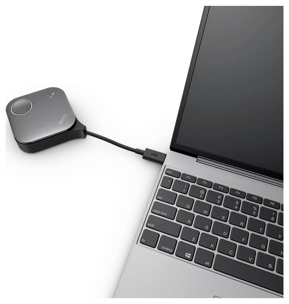 Ein USB-Kabel verbindet ein kleines schwarzes externes Gerät mit der Seite eines Laptops neben der Tastatur und dem Bildschirm.
