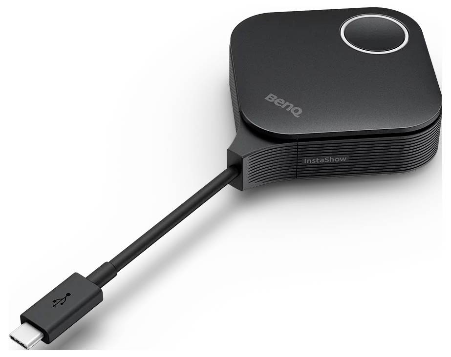 BenQ InstaShow kabelloses Präsentationsgerät mit angeschlossenem USB-C-Kabel und Transmitter-Dongle auf weißem Hintergrund.
