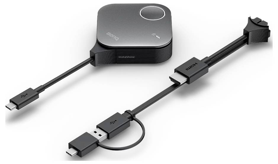 Kompakter schwarzer Hub-/Docking-Adapter mit angeschlossenem USB-C-Kabel und HDMI-Kabel, gezeigt auf weißem Hintergrund.