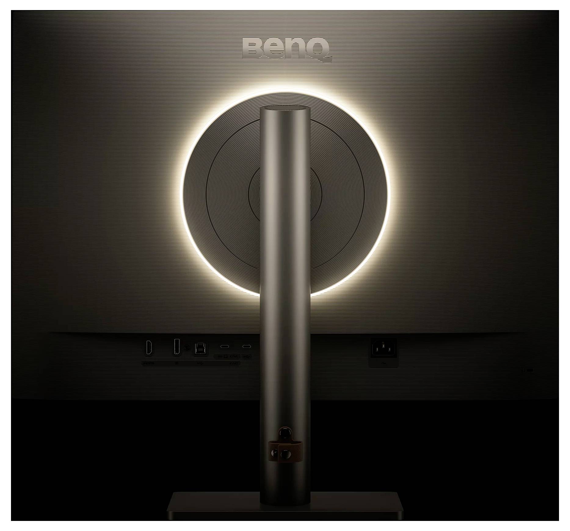 Rückansicht eines BenQ-Monitors mit einer leuchtenden Kreislicht um die Standmontierung.