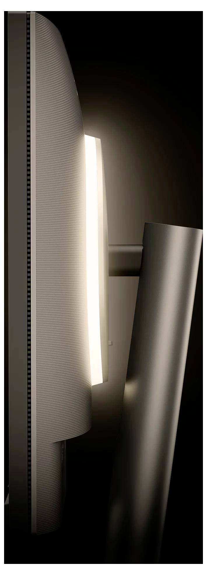 Abstrakte Nahaufnahme eines modernen metallischen Objekts mit einem leuchtenden vertikalen Lichtstreifen, vor einem dunklen Hintergrund.