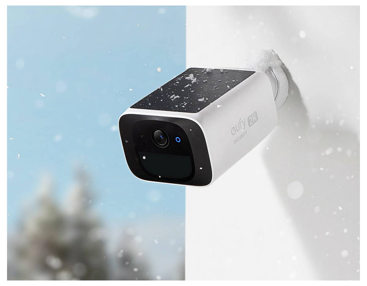 Weiße Eufy-Sicherheitskamera an einer Wand montiert, im Freien im Schnee gezeigt, wobei die Widerstandsfähigkeit gegen Witterungseinflüsse und die Heimüberwachung betont werden.