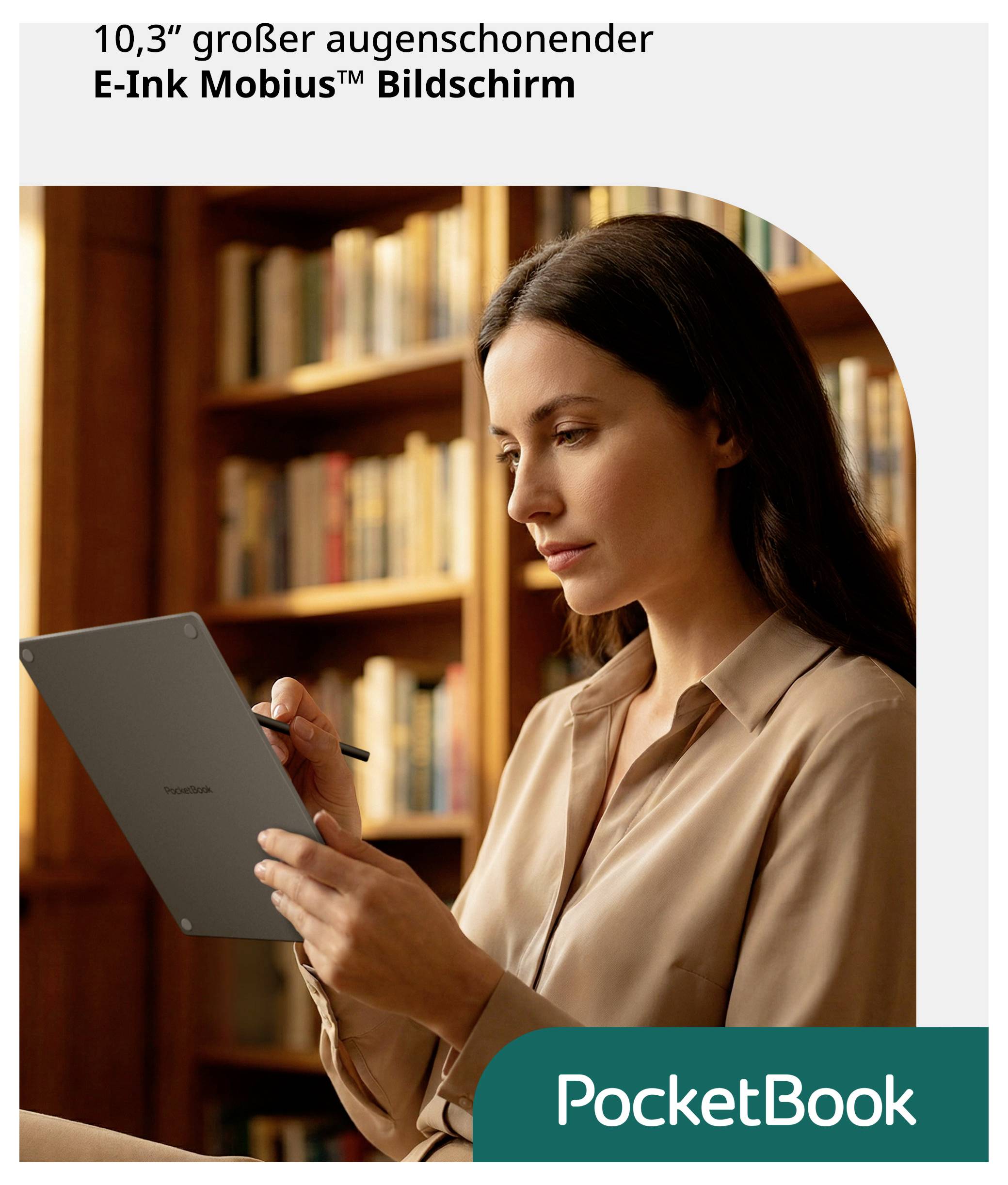Frau nutzt einen PocketBook E-Reader mit 10,3-Zoll E-Ink Mobius Display in einer Bibliotheksumgebung.