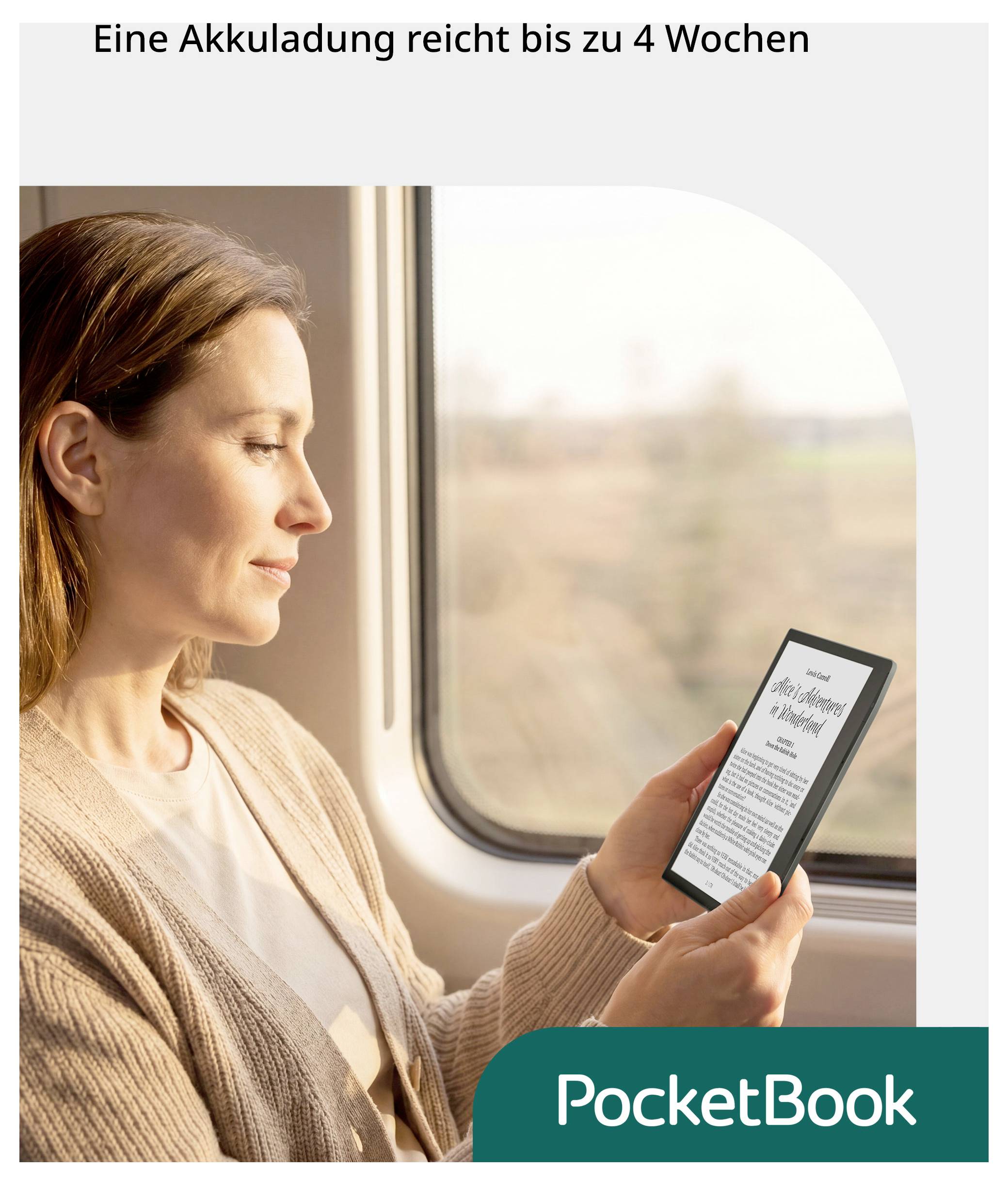 Frau liest auf einem E-Reader von PocketBook in der Bahn; die Anzeige sagt „Eine Akkuladung reicht bis zu 4 Wochen