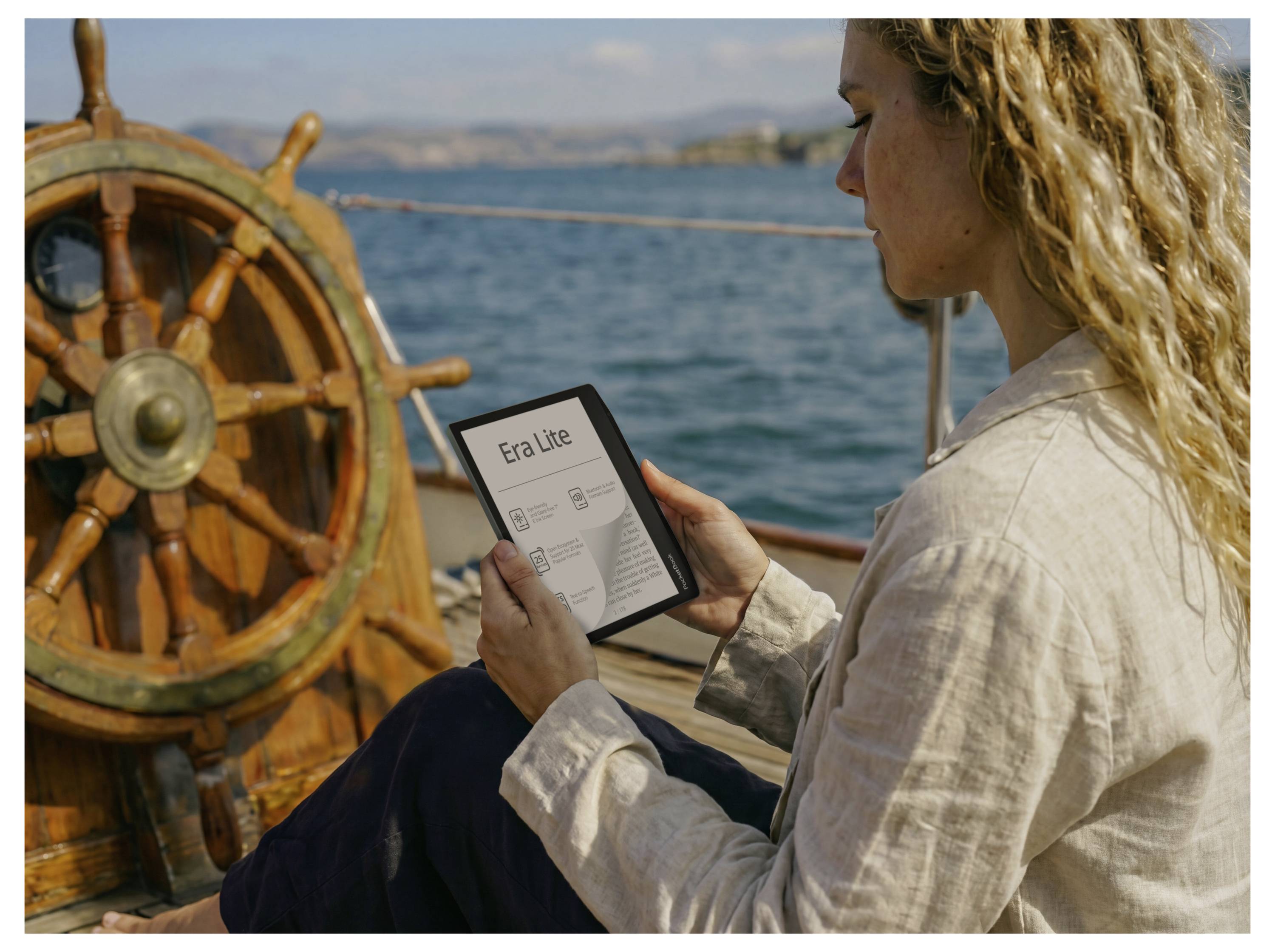 Frau auf einem Boot, die ein Tablet hält, auf dem ein Bildschirm der App „Era Lite