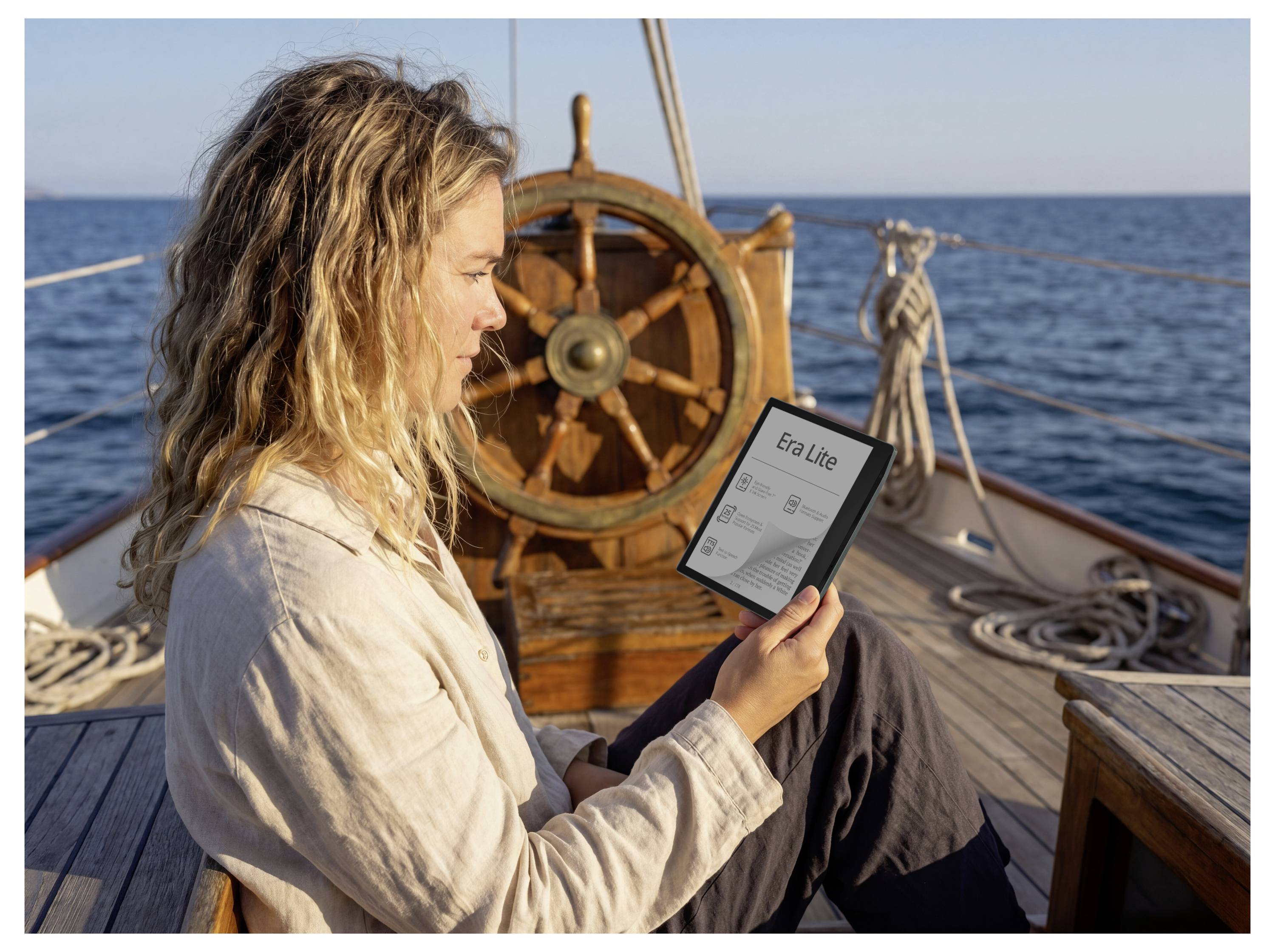 Frau auf einem Boot studiert ein Tablet mit der Anzeige 