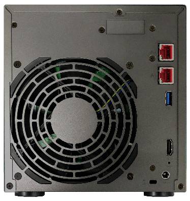 Rückseite eines kleinen Computer- oder NAS-Gehäuses mit einem großen Kühlventilator, zwei roten Ethernet-Anschlüssen, einem blauen USB-Anschluss und einer Stromversorgungsbuchse.