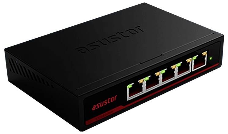 Schwarzes Asustor-Netzwerkspeichergerät mit fünf vorderen Ethernet-Anschlüssen und Statusleuchten, dargestellt auf weißem Hintergrund.