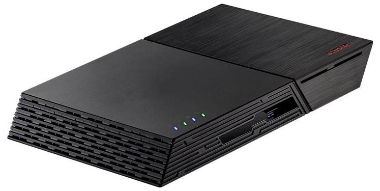 Schwarze Sony PlayStation 2 Slim-Konsole angewinkelt auf weißem Hintergrund dargestellt, mit sichtbaren Statusleuchten.