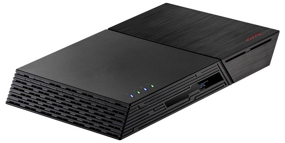 Schwarze PlayStation 2 Slim-Konsole in Schrägansicht auf weißem Hintergrund gezeigt, mit sichtbaren vorderen Anzeigelichtern und Laufwerk.