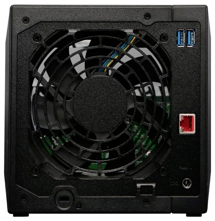 Rückseite eines kleinen schwarzen Computer- oder NAS-Gehäuses mit einem großen Kühlventilator, zwei blauen USB-3.0-Anschlüssen und einem roten Ethernet-Anschluss.
