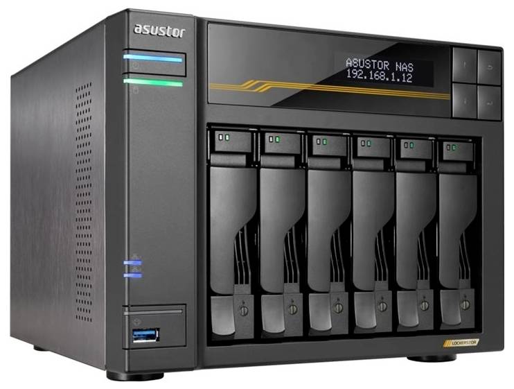 Schwarzer Asustor NAS-Server mit sechs vorderen Laufwerkschächten, Statusleuchten, USB-Anschluss und Display, das 'ASUSTOR NAS 192.168.1.12' anzeigt.