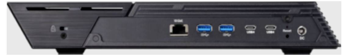 Vorderansicht einer schwarzen Desktop-Dockingstation mit Ethernet, zwei USB-Anschlüssen, HDMI, Audio, Stromschalter und DC-Stromeingang.