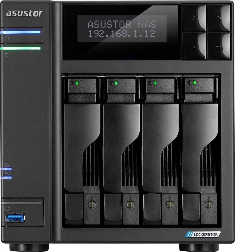 Vorderansicht eines ASUSTOR Vier-Schacht-NAS-Servers mit Laufwerksfächern, Statusleuchten, USB-Anschluss und Bildschirm, auf dem „ASUSTOR NAS 192.168.1.12