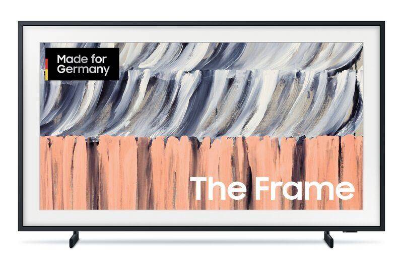 Flachbildschirm-Fernseher mit abstrakten Pinselstrichen und dem Text „Made for Germany