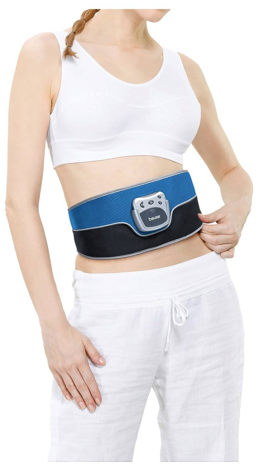 Frau, die einen blau-schwarzen elektronischen Bauchstraffungsgürtel um ihre Taille trägt und den Riemen anpasst.