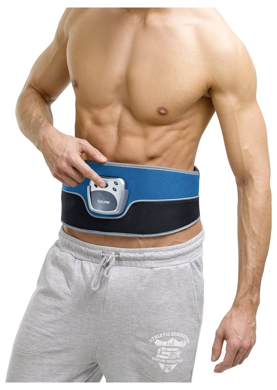 Ein muskulöser Mann trägt einen blau-schwarzen Bauchmuskel-Stimulator-Gürtel und betätigt dessen Bedienfeld, dargestellt vor weißem Hintergrund.